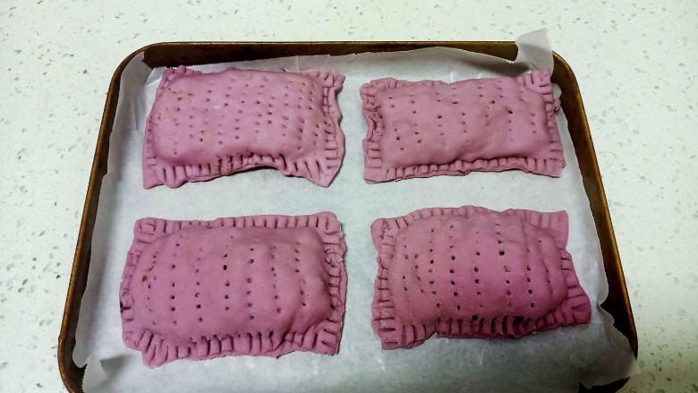 红豆派,可以再在上面均匀的扎成小孔