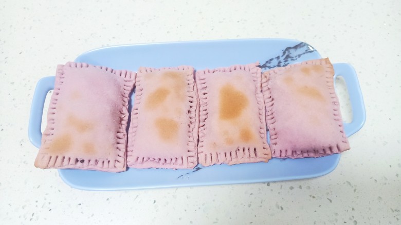红豆派,盛入盘中