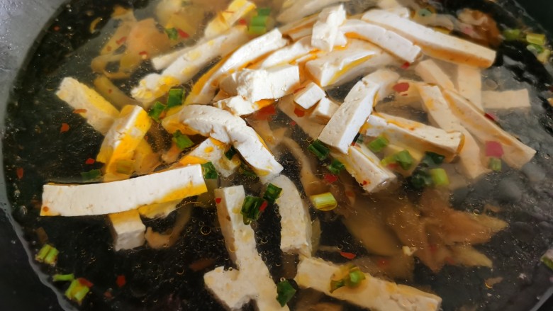 金针菇豆腐汤,加入适量的水,再加入豆腐。