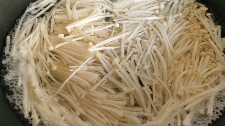 金针菇豆腐汤,金针菇焯水,捞出用水冲凉。