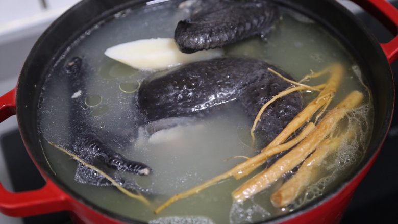 当归乌鸡汤,煮至鸡肉软烂,汤汁发白