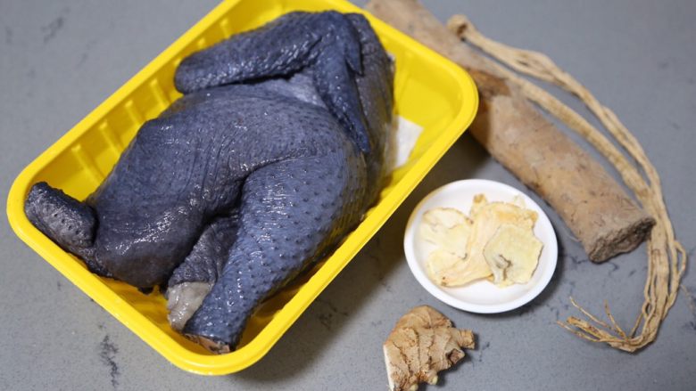 当归乌鸡汤,材料准备好