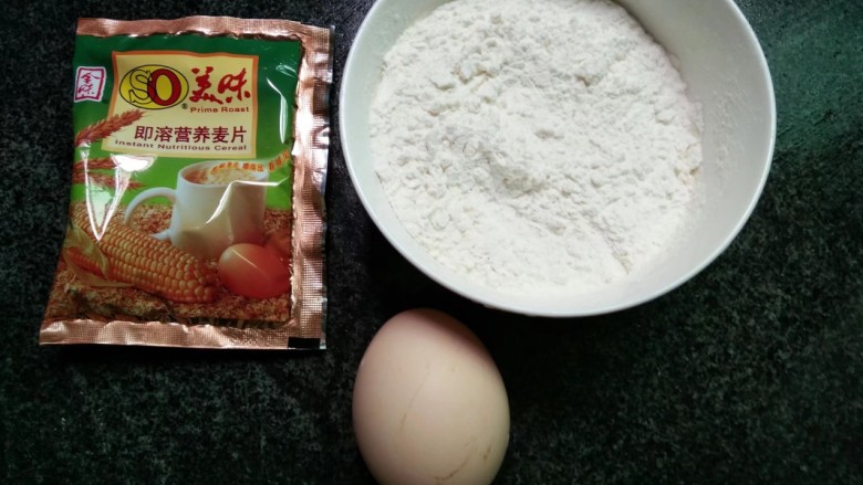 麦片面粉饼,原料：<a style='color:red;display:inline-block;' href='/shicai/ 9'>鸡蛋</a>，即溶麦片，<a style='color:red;display:inline-block;' href='/shicai/ 519'>面粉</a>