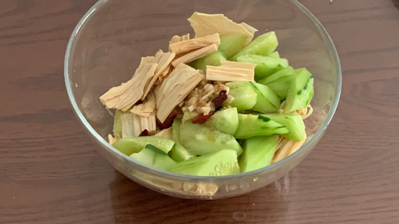 黄瓜拌腐竹,倒入酱汁,拌匀