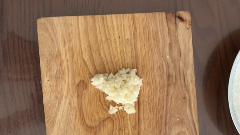 黄瓜拌腐竹,蒜洗净,切成末