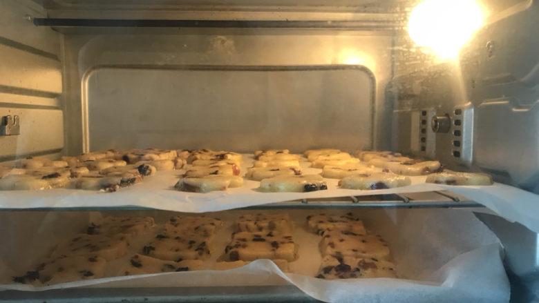 奶香葡萄酥饼干,送入预热好的烤箱,上下火180度烤30分钟