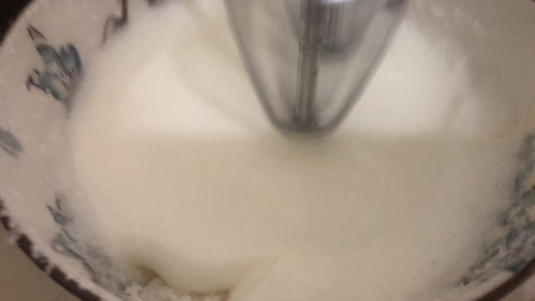 山药鸡蛋糕,打到这样,加入另一半沙糖