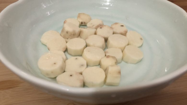 山药鸡蛋糕,把淮山削皮,切片