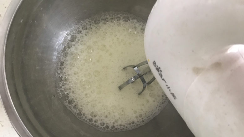8寸巧克力戚风蛋糕🎂,再来处理蛋白,打蛋器开高速打到鱼眼泡泡时加入1/3白糖