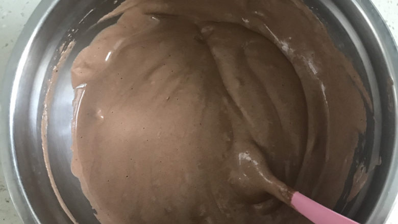 8寸巧克力戚风蛋糕🎂,翻拌好的蛋黄糊再全部倒入蛋白霜中,同样的手法翻拌均匀