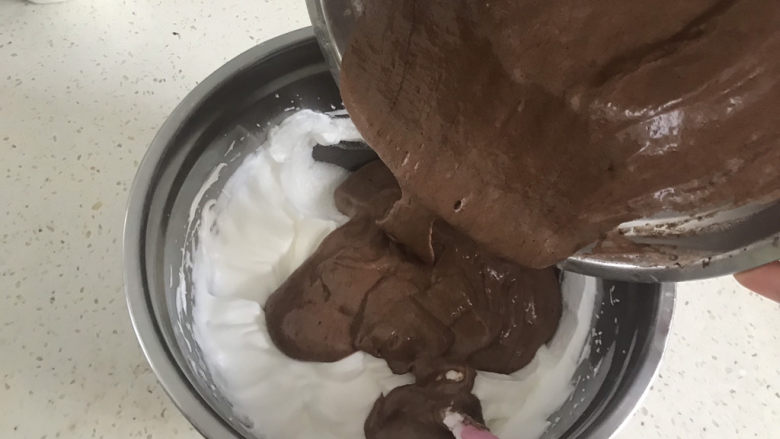 8寸巧克力戚风蛋糕🎂,翻拌好的蛋黄糊再全部倒入蛋白霜中,同样的手法翻拌均匀