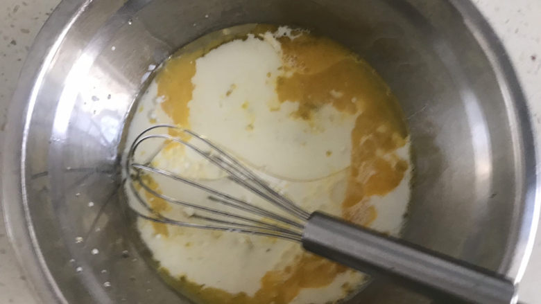 8寸巧克力戚风蛋糕🎂,先处理蛋黄糊,把蛋黄搅散,再加入10克糖,3克盐,50克油,80克<a style='color:red;display:inline-block;' href='/shicai/ 219'>牛奶</a>搅拌至乳化状态