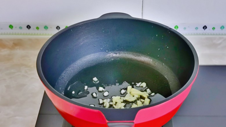 青椒炒香肠,起油锅,加入蒜炒香。