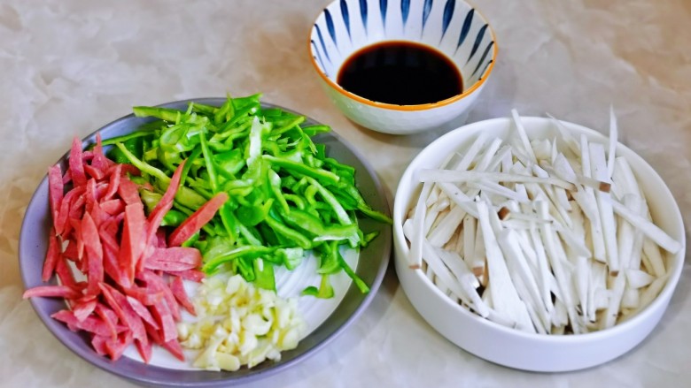 青椒炒香肠,<a style='color:red;display:inline-block;' href='/shicai/ 788'>生抽</a>，<a style='color:red;display:inline-block;' href='/shicai/ 721'>蚝油</a>倒入小碗中，加入一小勺纯净水搅拌均匀，<a style='color:red;display:inline-block;' href='/shicai/ 2794'>大蒜</a>去皮切碎，准备工作完成。