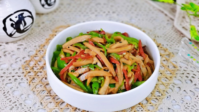 青椒炒香肠,盛出装盘,撒上<a style='color:red;display:inline-block;' href='/shicai/ 141774'>熟黑芝麻</a>点缀。