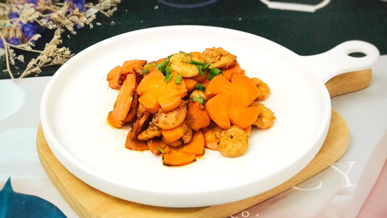 胡萝卜炒虾仁,装盘后,撒上少许葱花装饰