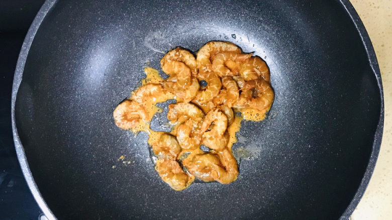 胡萝卜炒虾仁,起油锅,加油烧热后,加入虾仁煸炒