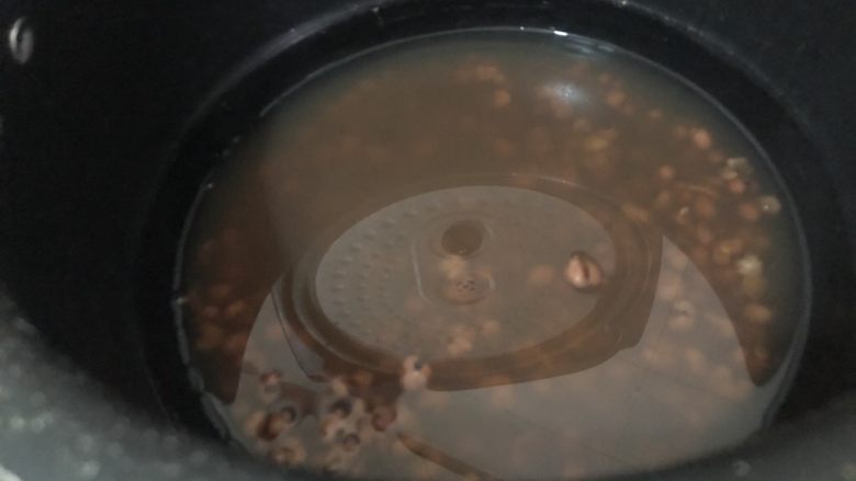 红豆薏米糊,挑好后,连水带豆倒入料理机里