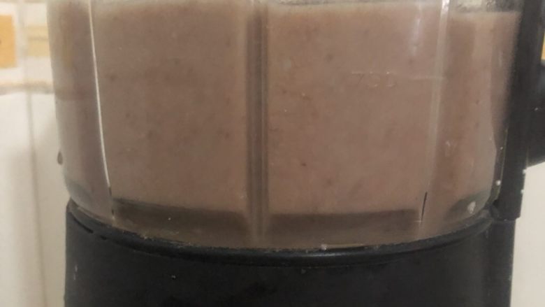 红豆薏米糊,打到一半的样子,已经很细腻了