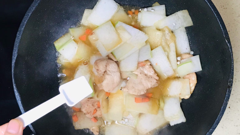冬瓜薏米汤,根据自己口味,撒入盐调味