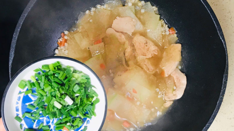 冬瓜薏米汤,装盘前,撒入葱花,翻炒均匀