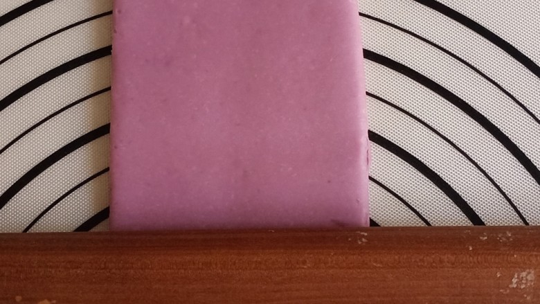 紫薯小馒头,取出大的那部分紫薯面团,擀成长方形薄片