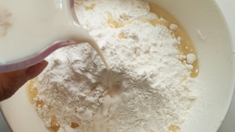 紫薯小馒头,再把它们倒入中筋粉中,搅拌成雪花片状