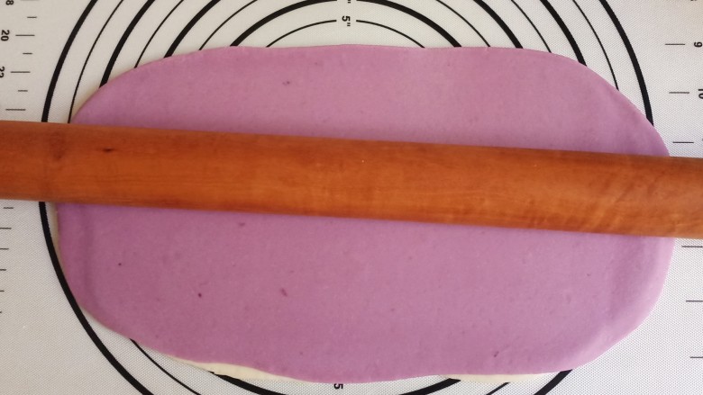 紫薯小馒头,用擀面杖擀成薄片,还是像之前一样的长方形