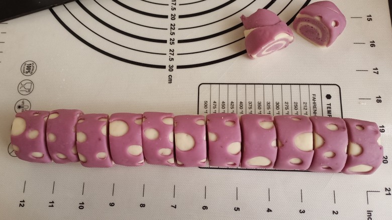 紫薯小馒头,去掉头尾,切出大小均匀的面团。宽窄度自己决定,我做的是窄的,方便小朋友吃,如果成人,可以切宽一点。