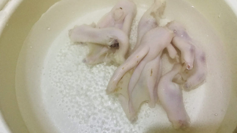冬瓜薏米汤,烧一锅水,先把鸭脚焯一下