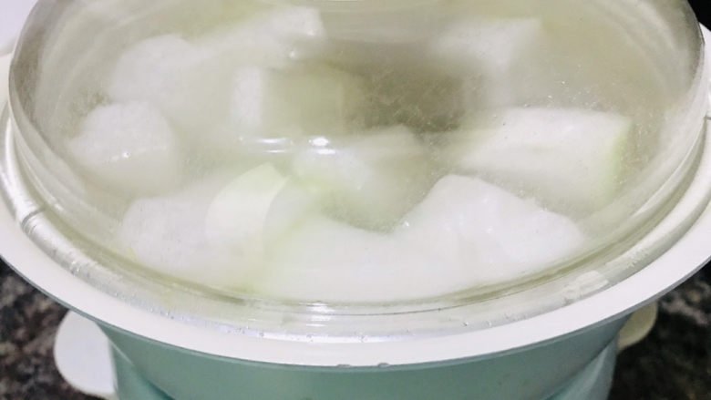 冬瓜薏米汤,盖上锅盖,用中大火继续煮