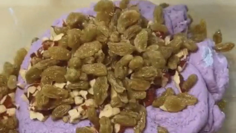 紫薯小馒头,把准备好的红枣碎和葡萄干放入面团中,你也可以只放一种。