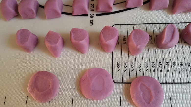 紫薯小馒头(葡萄馒头),切片朝上,压扁成圆饼