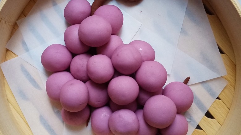 紫薯小馒头(葡萄馒头),然后把紫薯球摆在上面,每个之间可以用牛奶或者清水粘连