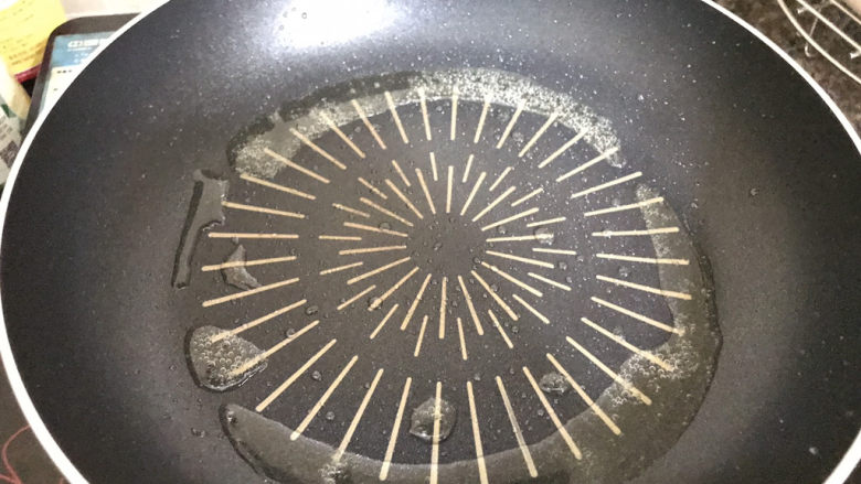 鲜虾玉米饼,开小火,锅中放入适量油