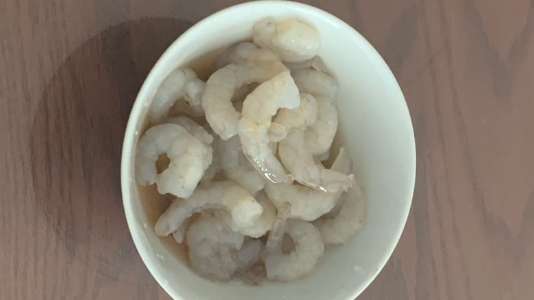 胡萝卜炒虾仁,解冻后的<a style='color:red;display:inline-block;' href='/shicai/ 287'>虾仁</a>,放盐、糖、料酒腌制十五分钟