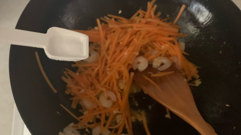 胡萝卜炒虾仁,最后放盐,翻炒,出锅