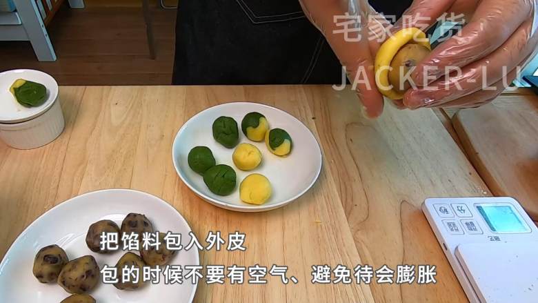 简单红豆酥,一口下去外酥里糯,吃了保证停不下来。,把馅料包入外皮,包的时候不要有空气,避免待会膨胀。
