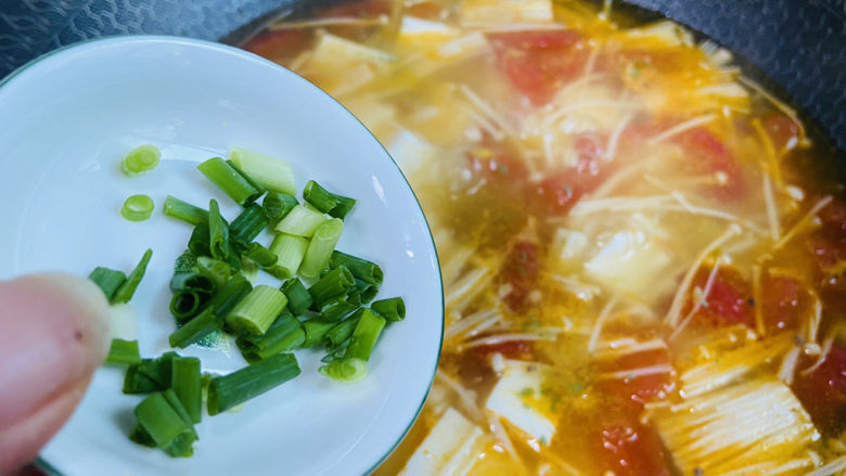 金针菇豆腐汤,入葱花