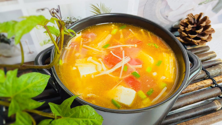 金针菇豆腐汤,金针菇豆腐汤酸爽开胃,营养美味