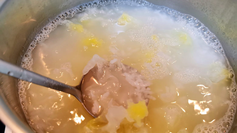 紫薯银耳粥,银耳拆成小朵,放进大米粥里煮