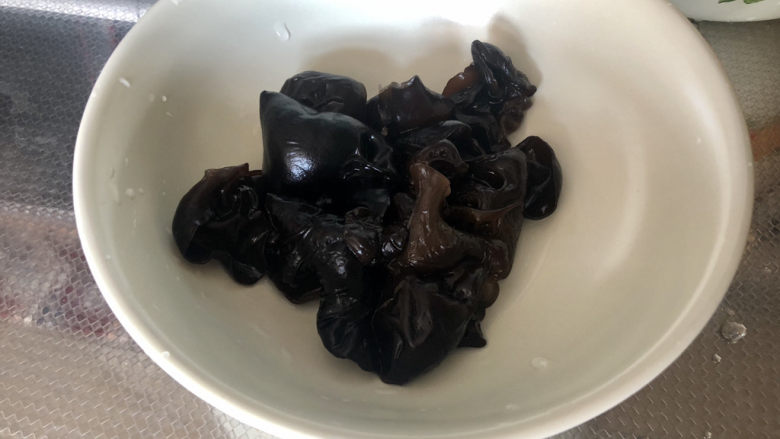 青椒炒香肠,木耳泡发好,揉搓洗净备用