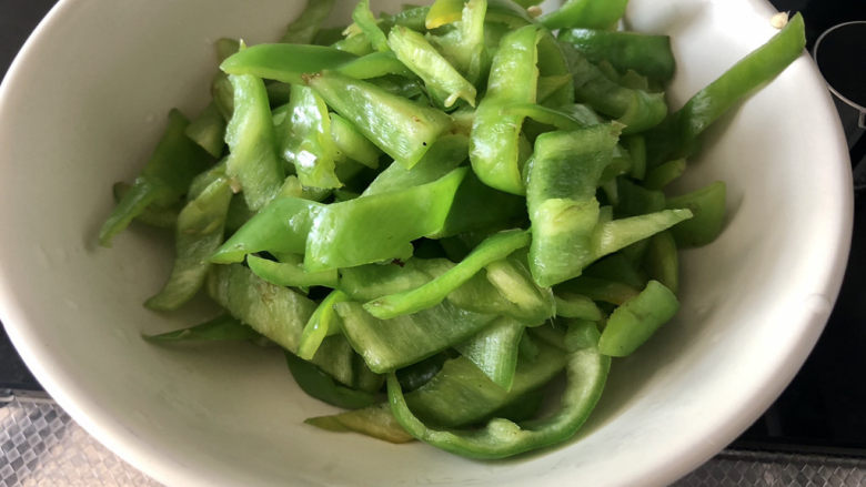 青椒炒香肠,炒出虎皮纹辣椒香气,盛出备用