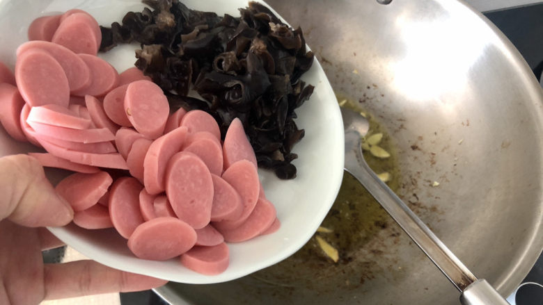 青椒炒香肠,加入木耳香肠,翻炒均匀