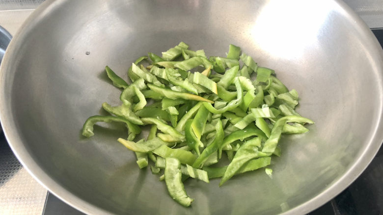 青椒炒香肠,热锅后,锅中不放。小火,下青椒,不断翻炒