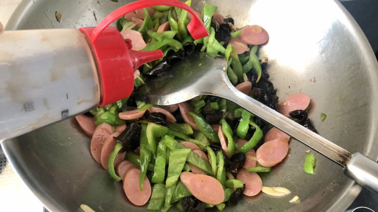 青椒炒香肠,调味:一茶匙<a style='color:red;display:inline-block;' href='/shicai/ 721'>蚝油</a>翻炒均匀