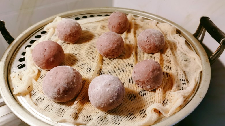 紫薯小馒头,二次饧发后,凉水上锅蒸18分钟,焖2分钟。