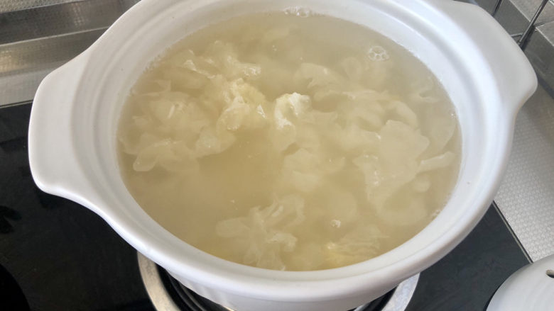 紫薯银耳粥,加入银耳,煮开