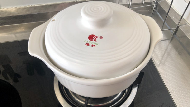 紫薯银耳粥,转小火,加盖,煮30分钟,如果怕粘锅,中间可以开盖搅拌几次