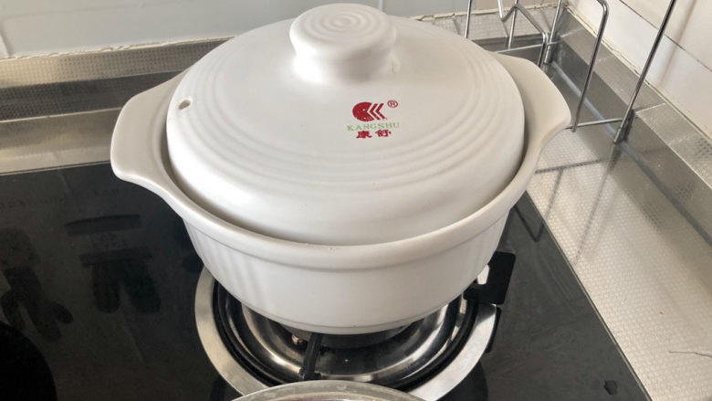 紫薯银耳粥,煮开后,小火加盖炖煮20分钟